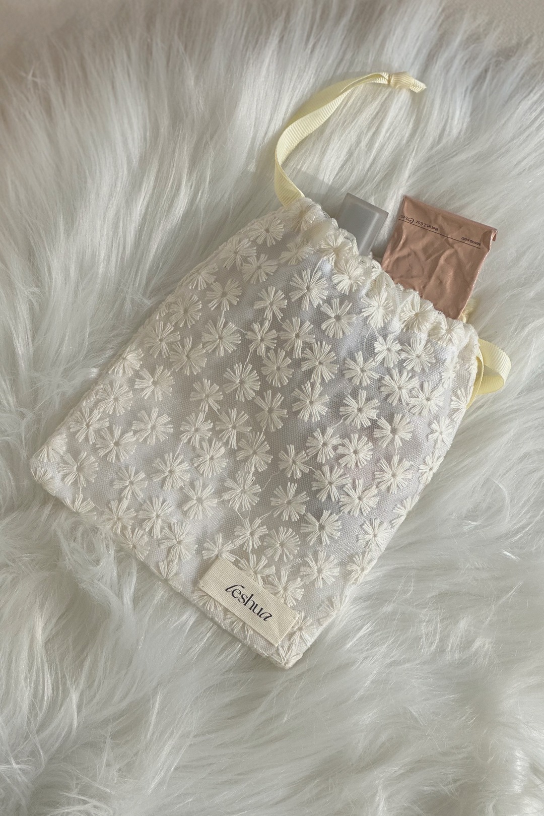 Daisy lace pouch